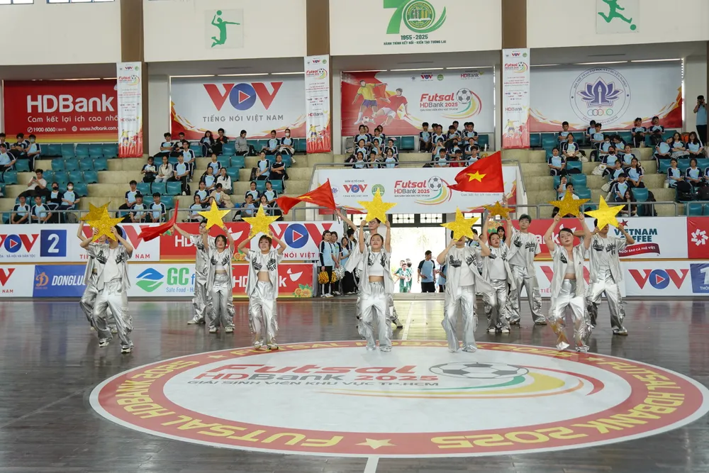 ruc-ro-sac-mau-va-kich-tinh-giai-futsal-sinh-vien-khu-vuc-tp-hcm (4).JPG