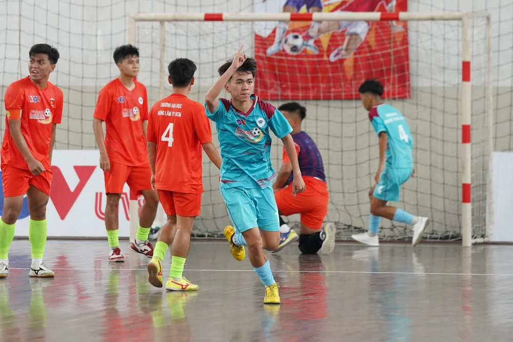 ruc-ro-sac-mau-va-kich-tinh-giai-futsal-sinh-vien-khu-vuc-tp-hcm (5).jpg