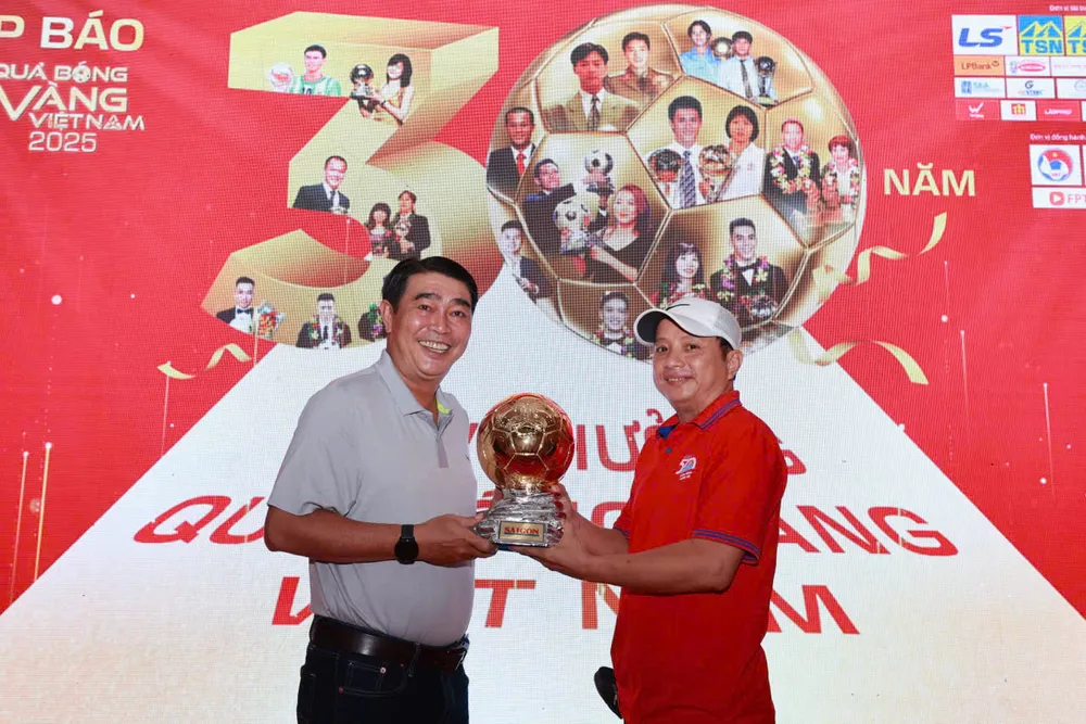 tuoi-30-ruc-ro-cua-qua-bong-vang-viet-nam (4).jpg