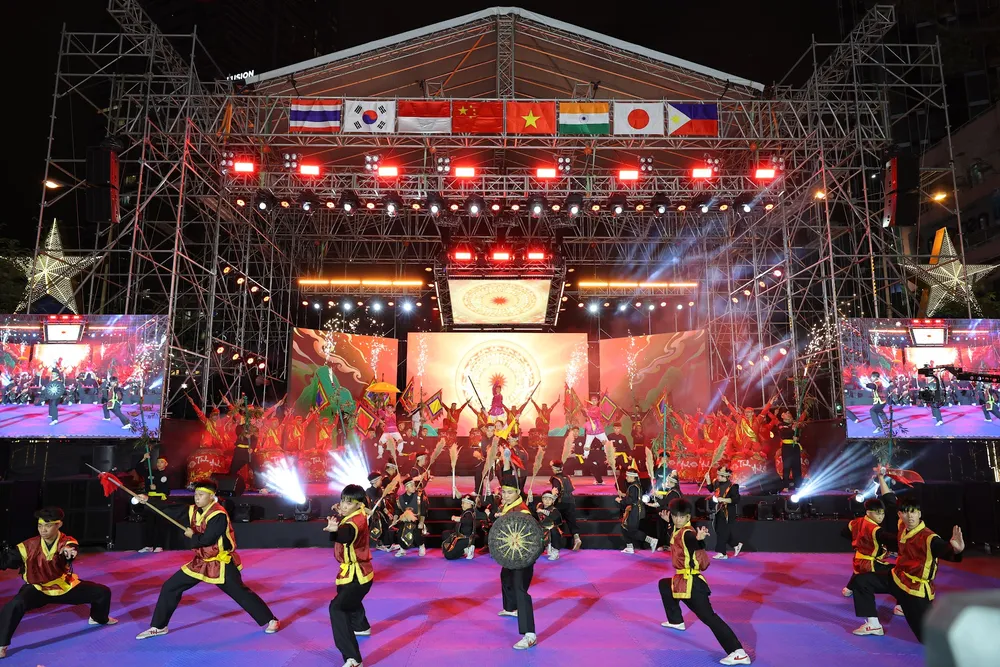 ruc-ro-sac-mau-lien-hoan-vo-thuat-quoc-te-tp-hcm (14).JPG