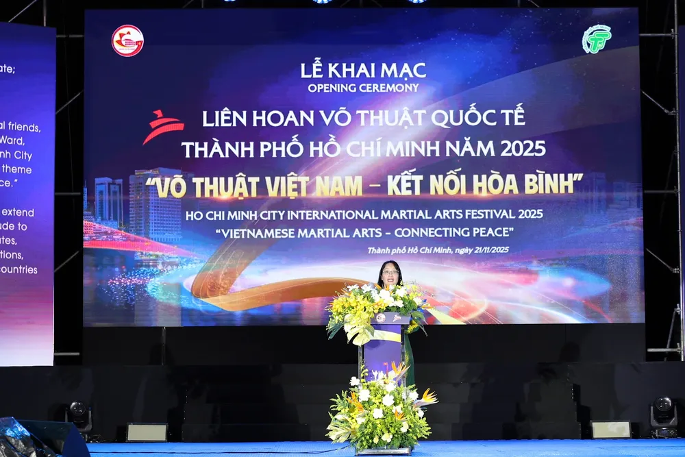 ruc-ro-sac-mau-lien-hoan-vo-thuat-quoc-te-tp-hcm (2).JPG