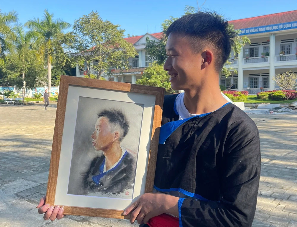 hoa-si-thu-ha-hoi-sinh-ky-uc-cua-nhung-anh-mat-vung-cao (2).jpg