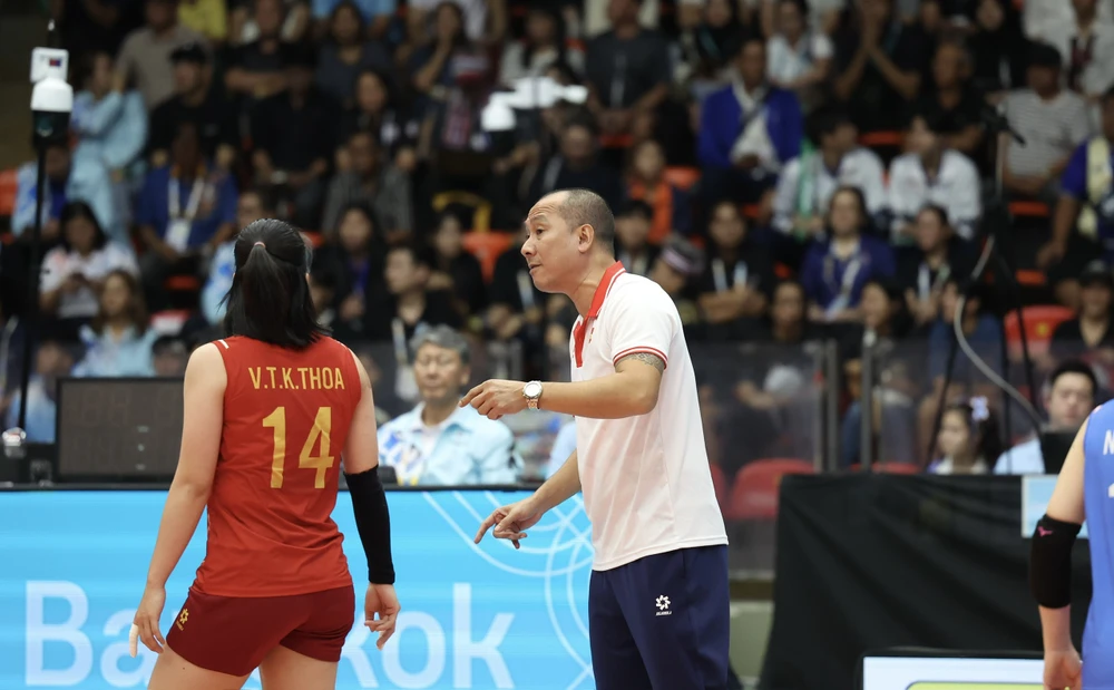 hlv-tuyen-viet-nam-vi-von-nhung-co-gai-chan-dai-nhu-ronaldo (1).jpg