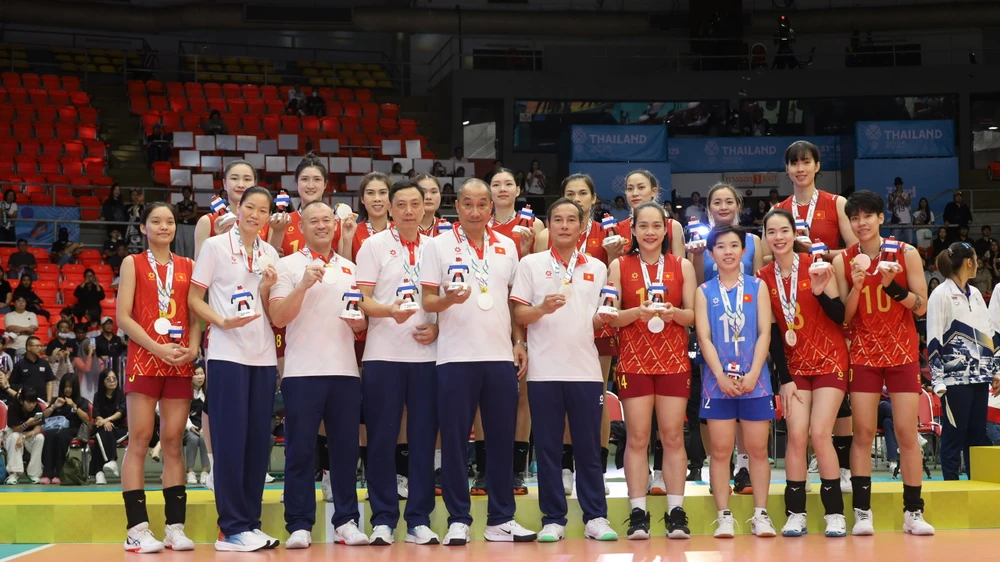 hlv-tuyen-viet-nam-vi-von-nhung-co-gai-chan-dai-nhu-ronaldo (5).jpg