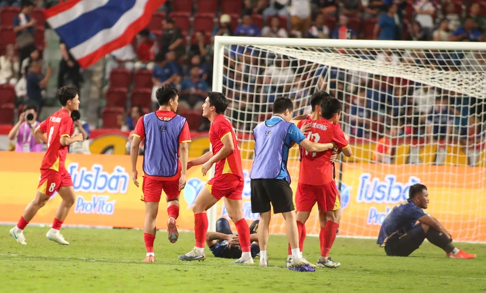 hlv-park-hang-seo-chua-tung-lam-dieu-ma-dan-em-kim-sang-sik-da-lam (1).jpg