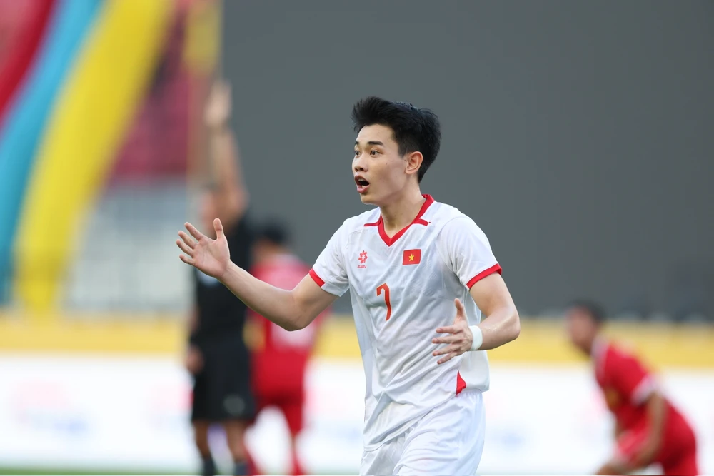 thuy-trang-va-dinh-bac-vuot-troi-o-giai-thuong-qua-bong-vang (2).jpg