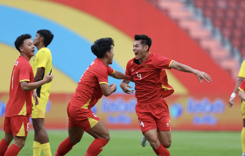 thuy-trang-va-dinh-bac-vuot-troi-o-giai-thuong-qua-bong-vang (4).jpg