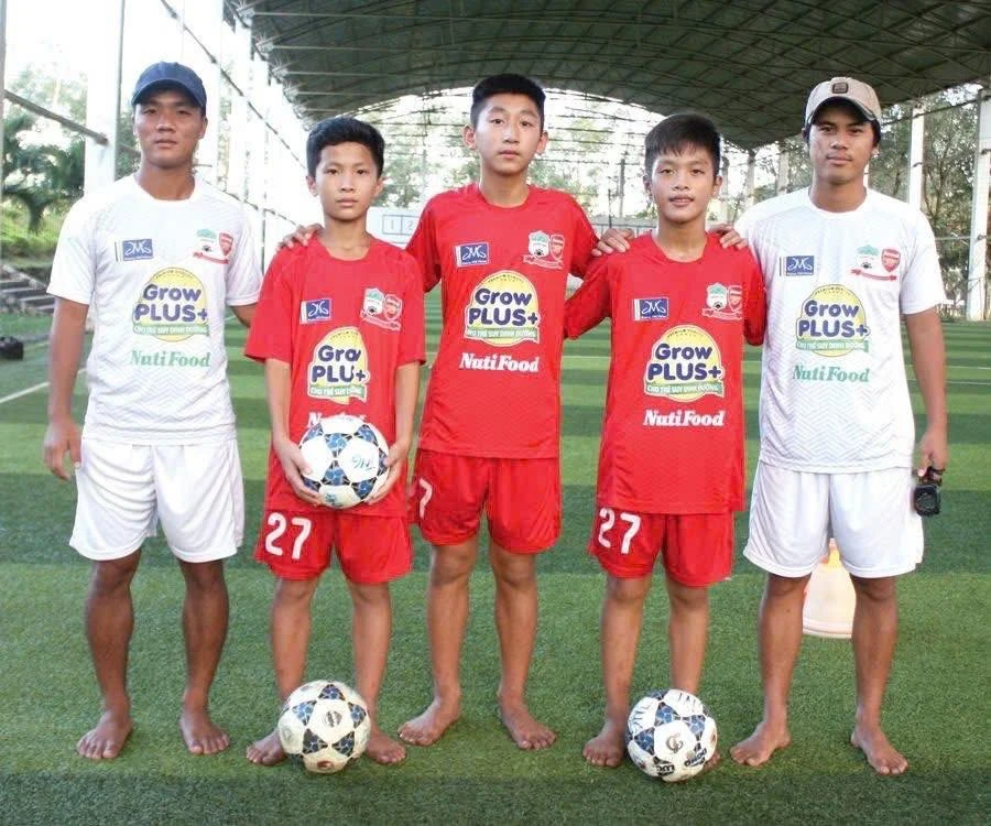 bau-duc-ong-gia-noel-hon-20-nam-cho-khong-cau-thu-va-giac-mo-bong-da-viet-ben-vung (13).jpg