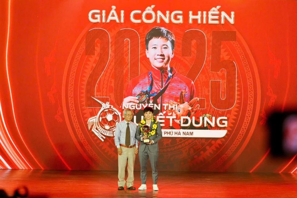 hoang-duc-tai-chiem-qua-bong-vang-va-nhung-nu-quai-kiet (3).jpg