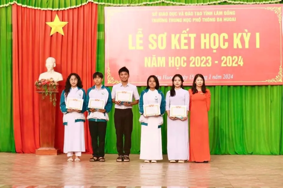 Cậu học trò Lê Phước Lộc (đứng giữa) trong buổi lễ sơ kết học kì I, năm học 2023 - 2024. Ảnh: SONG NHI lê-phước-lộc.jpg
