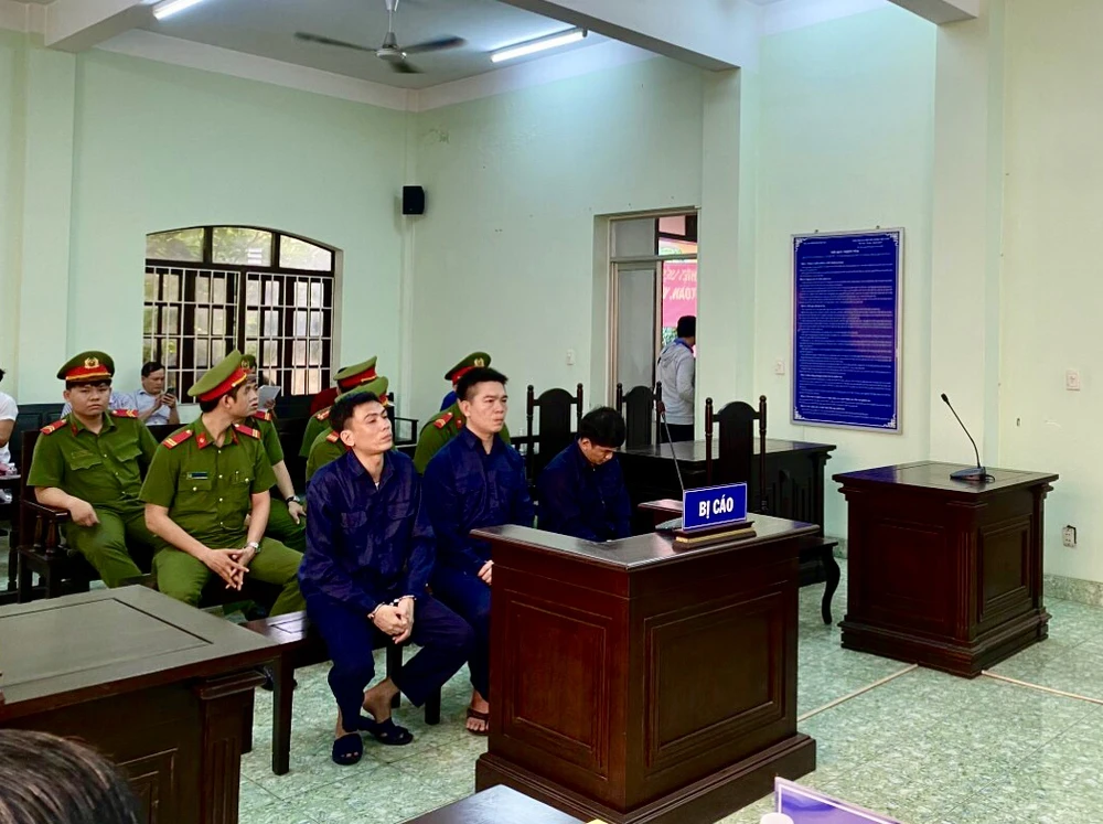 Các bị cáo tại tòa. quăng điện thoại vì sợ định vị