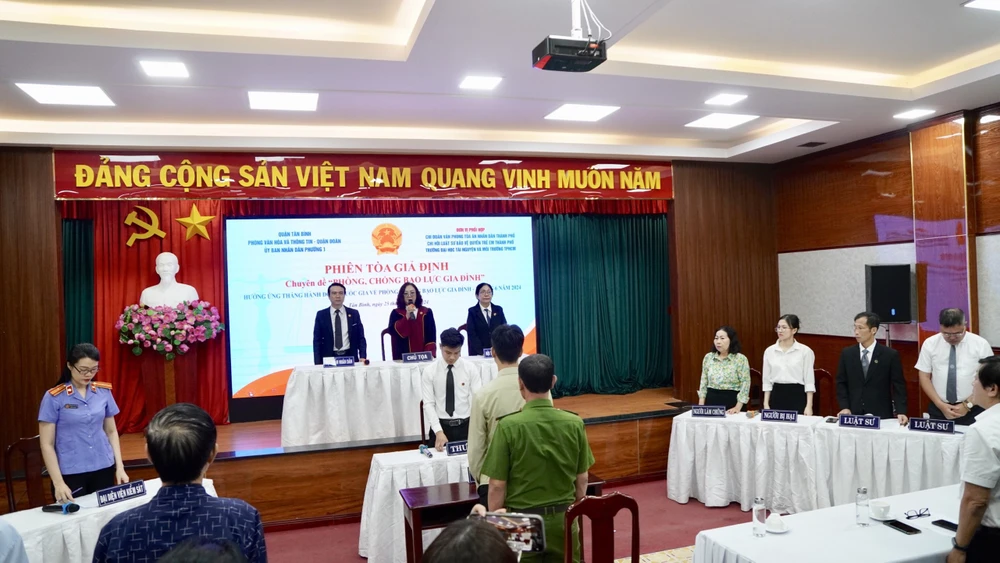 Phiên tòa giả định xét xử vụ án cố ý gây thương tích xuất phát từ hành vi bạo lực gia đình. Ảnh: TRẦN LINH dùng-bạo-lực (3).jpg