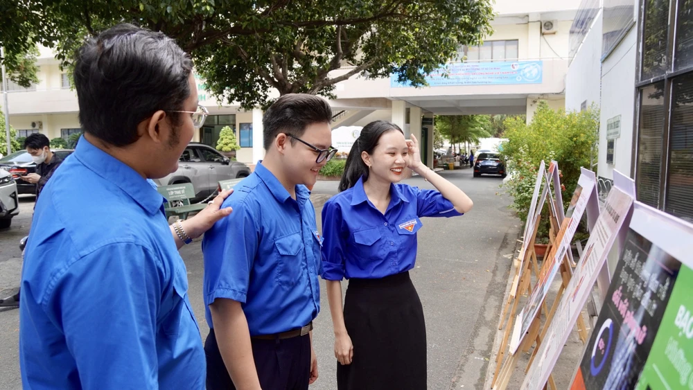 Chương trình có triển lãm tranh ảnh tuyên truyền phòng chống bạo lực gia đình. Ảnh: TRẦN LINH dùng bạo lực