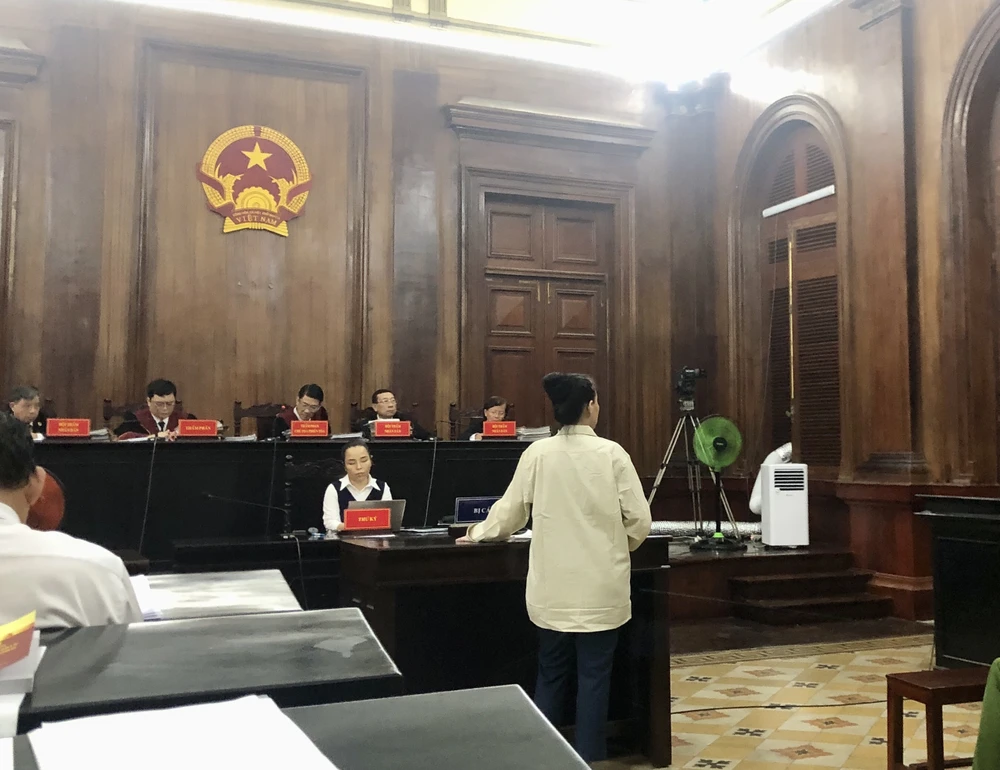 HĐXX nhiều lần nhắc nhở thái độ của bị cáo (3).jpg