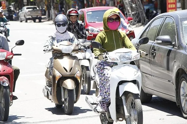 Di chuyển ngoài trời liên tục nhiều tiếng đồng hồ, không che chắn cẩn thận có thể gây ra tình trạng sốc nhiệt. Ảnh minh hoạ tránh sốc nhiệt
