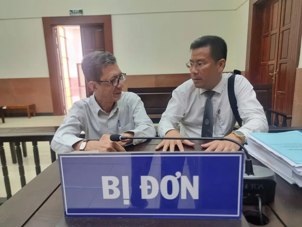Đại diện phía bị đơn tại phiên tòa phúc thẩm (bên trái). Ảnh: TL đòi lại tài sản