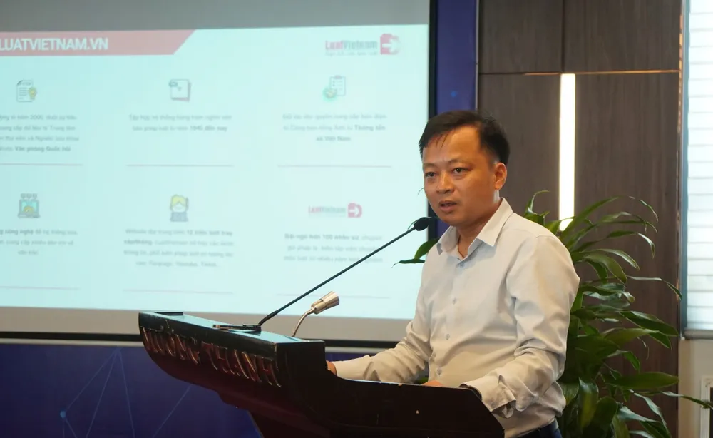 Đại diện Công ty CPTT Quốc tế Incom - LuatVietnam.vn - ông Trần Văn Trí giới thiệu về AI trong phổ biến giáo dục pháp luật. Ảnh: TRẦN LINH Phổ biến giáo dục pháp luật