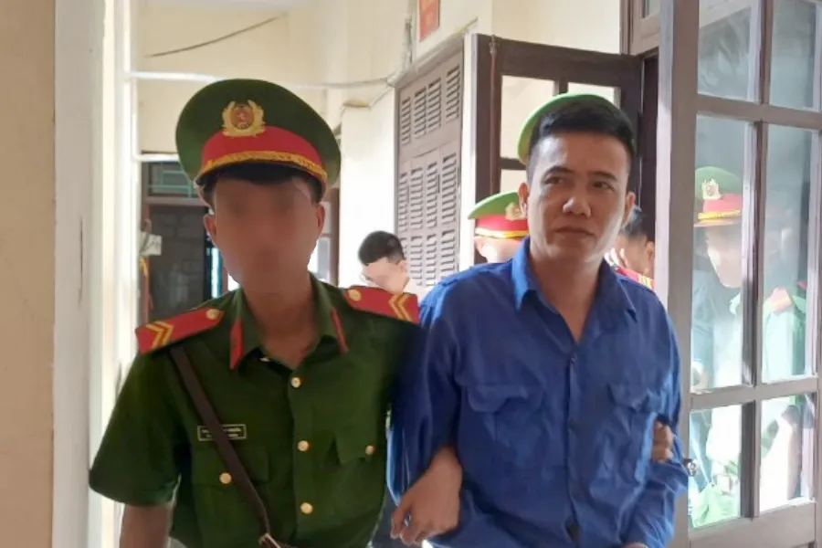 Cảnh sát dẫn giải Mai Chí Phương về trại tạm giam. HĐXX tuyên phạt vợ chồng bị cáo Phương mức án tù chung thân. tù chung thân