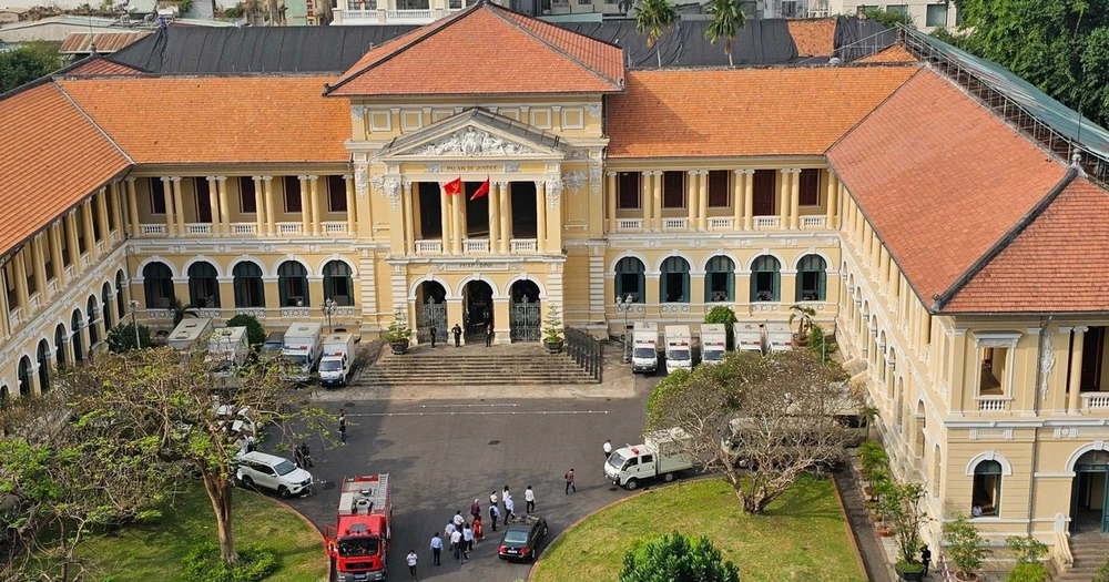 mâu thuẫn nhất thời trong lúc nhìn nhau, Bùi Đan Nguyên