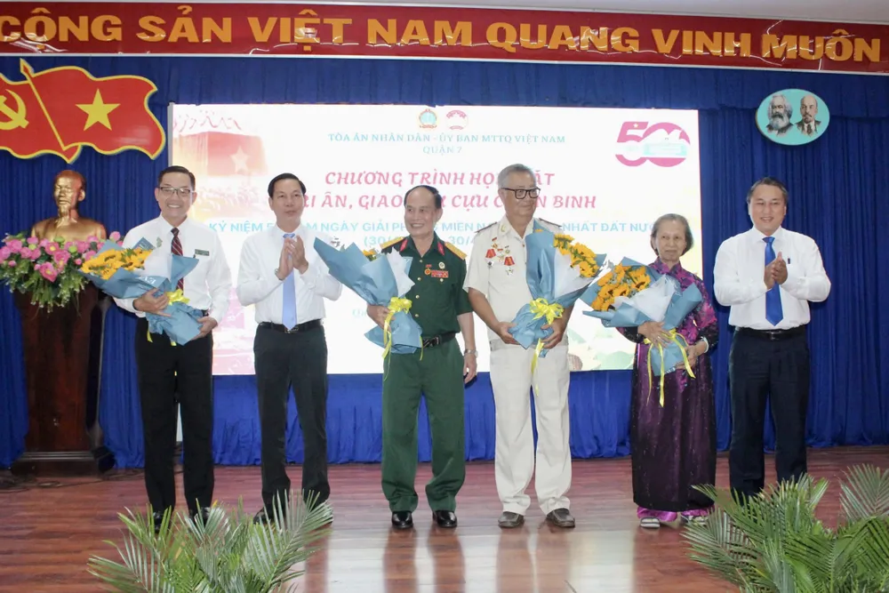 Tại buổi lễ, ban tổ chức đã trao tặng 50 phần quà cho các cựu chiến binh. Ảnh: TRẦN LINH TAND-Quận 7-Cựu-chiến-binh-chiến-dịch-hồ-chí-minh-2.jpg