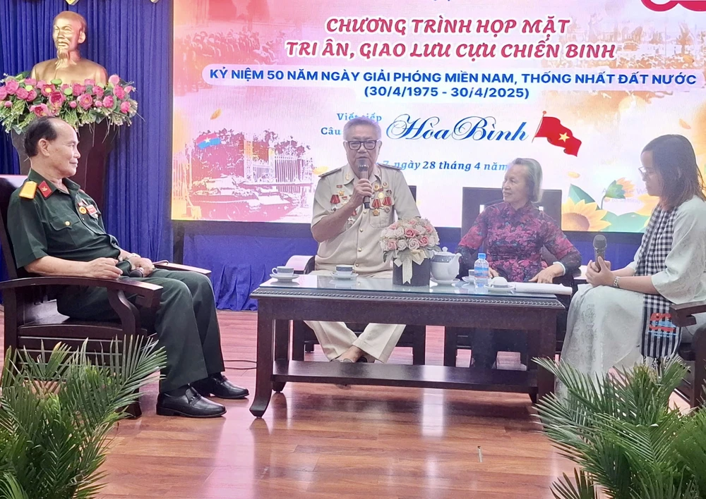 Tại chương trình, các cô chú cựu chiến binh đã ôn lại những câu chuyện, kỷ niệm, đồng thời tưởng nhớ các chiến sĩ, đồng đội, đồng bào đã hy sinh. Ảnh: TAND quận 7 Cựu chiến binh,TAND quận 7,Chiến dịch Hồ Chí Minh.