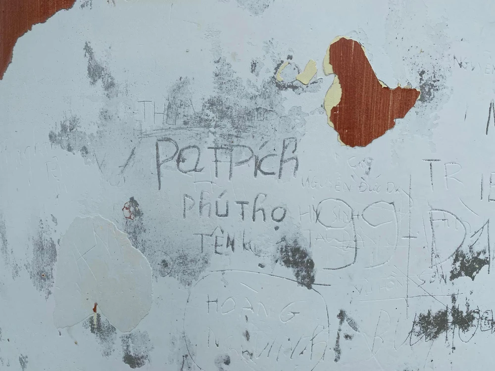 Du khách vẽ những hình, ký tự lên điểm cực Bắc. Ảnh: Phan Tuân.