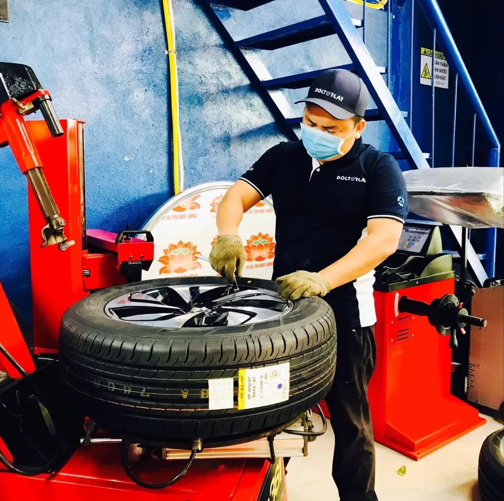 Lốp xe thiếu hơi, không đảm bảo áp suất cũng khiến xe di chuyển nặng nề và tiêu hao nhiên liệu nhiều hơn. Ảnh: Phương Lê. Lốp xe thiếu hơi, không đảm bảo áp suất cũng khiến xe di chuyển nặng nề và tiêu hao nhiên liệu nhiều hơn. Ảnh: Phương Lê.