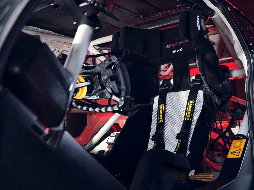 Xe đua BMW M4 GT4. Ảnh: Motorauthorty. Xe đua BMW M4 GT4. Ảnh: Motorauthorty.