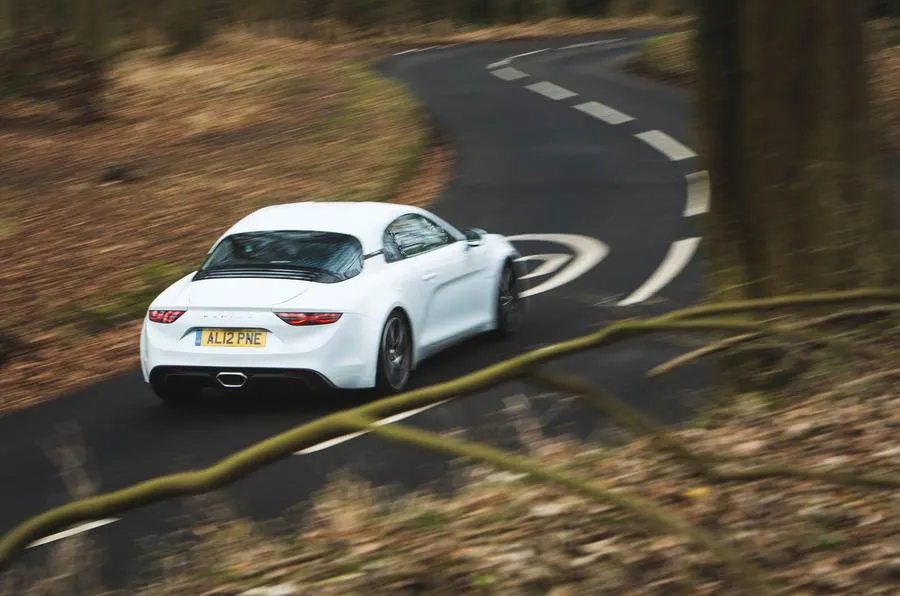 Alpine A110, có động cơ mô-men xoắn tăng áp khủng khiếp. Ảnh: Autocar.