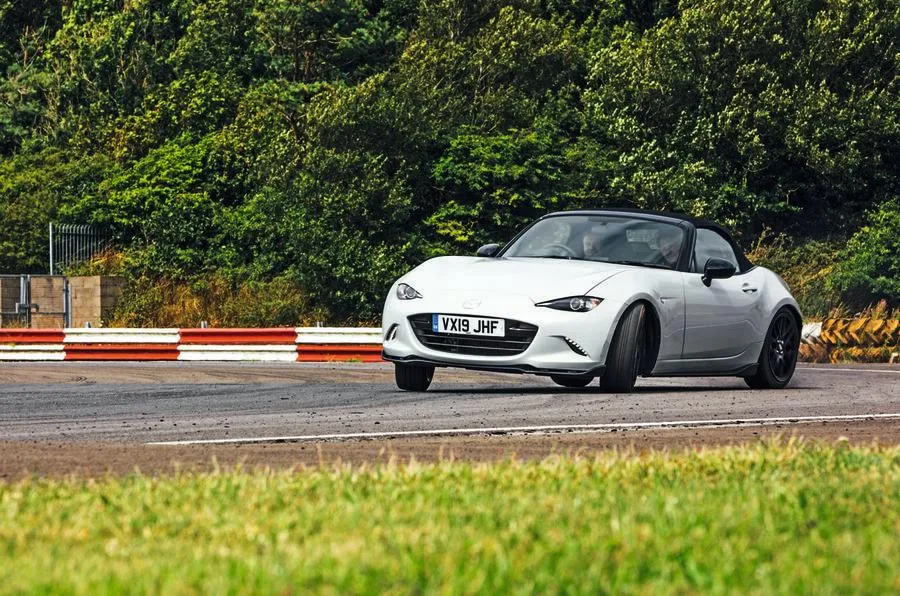 Mazda MX-5 là thế hệ thứ tư, được thiết kế ngắn hơn, nhẹ hơn, rộng rãi hơn và bố trí tốt hơn. Ảnh: Autocar.