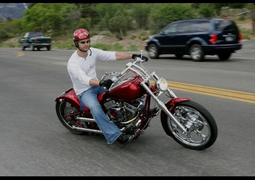 Dừng xe máy như thế nào mới đúng cách. Ảnh: Motorbiscuit. Dừng xe máy như thế nào mới đúng cách. Ảnh: Motorbiscuit.