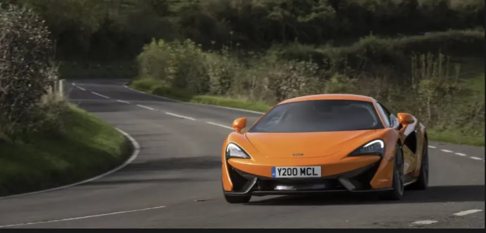 McLaren là một chiếc xe mạnh mẽ, ấn tượng khi di chuyển trên đường. Ảnh: Hotcars.