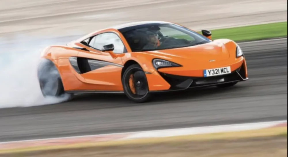 McLaren không chỉ mạnh mẽ bên ngoài mà còn bên trong. Ảnh:Hotcars.
