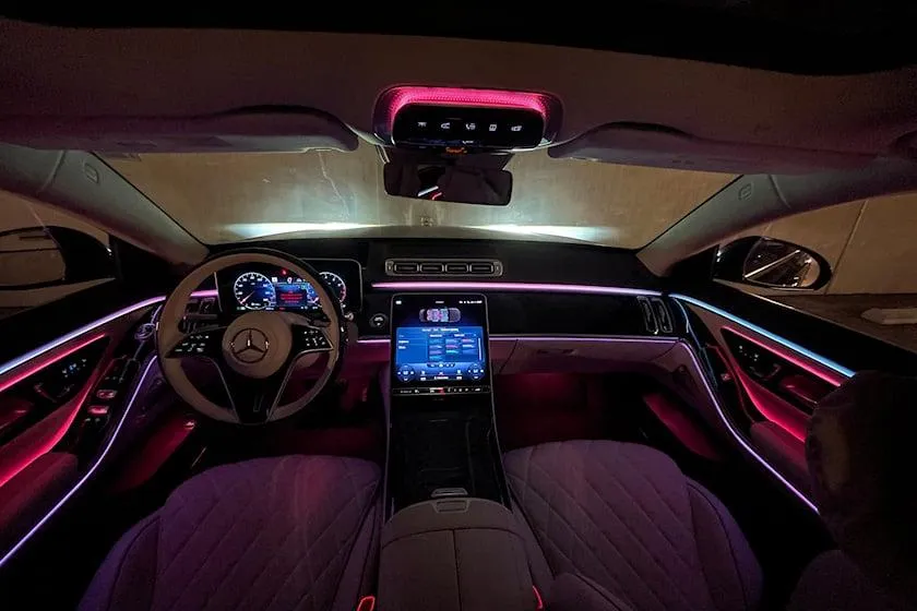 S-Class được thiết kế hệ thống ánh sáng xung quanh 64 màu. Ảnh: Carbuzz. S-Class được thiết kế hệ thống ánh sáng xung quanh 64 màu. Ảnh: Carbuzz.