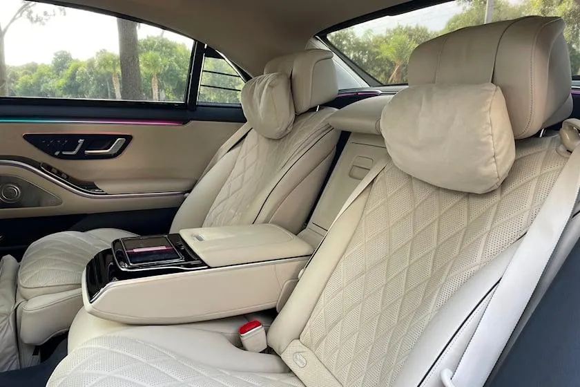 S-Class ghế sau này có chức năng sưởi, thông gió, massage và chỉnh điện. Ảnh: Carbuzz. S-Class ghế sau này có chức năng sưởi, thông gió, massage và chỉnh điện. Ảnh: Carbuzz.