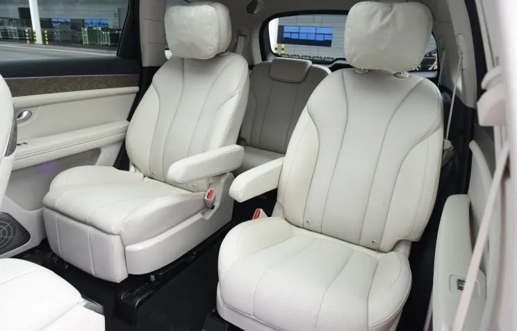 M7 nội thất được thiết kế áp dụng cách bố trí 3 hàng ghế 6 chỗ. Ảnh: Chinapev. M7 nội thất được thiết kế áp dụng cách bố trí 3 hàng ghế 6 chỗ. Ảnh: Chinapev.