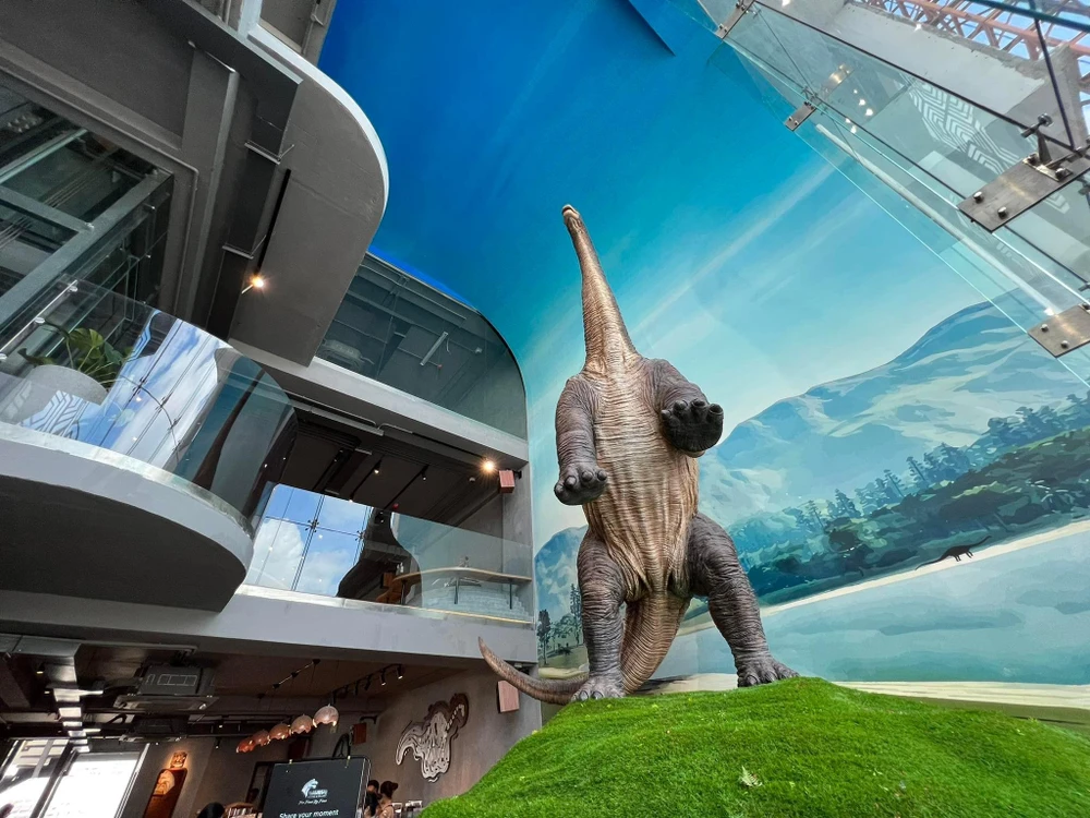 Mô hình khủng long được chủ quán chi khoảng 5 tỉ đồng.