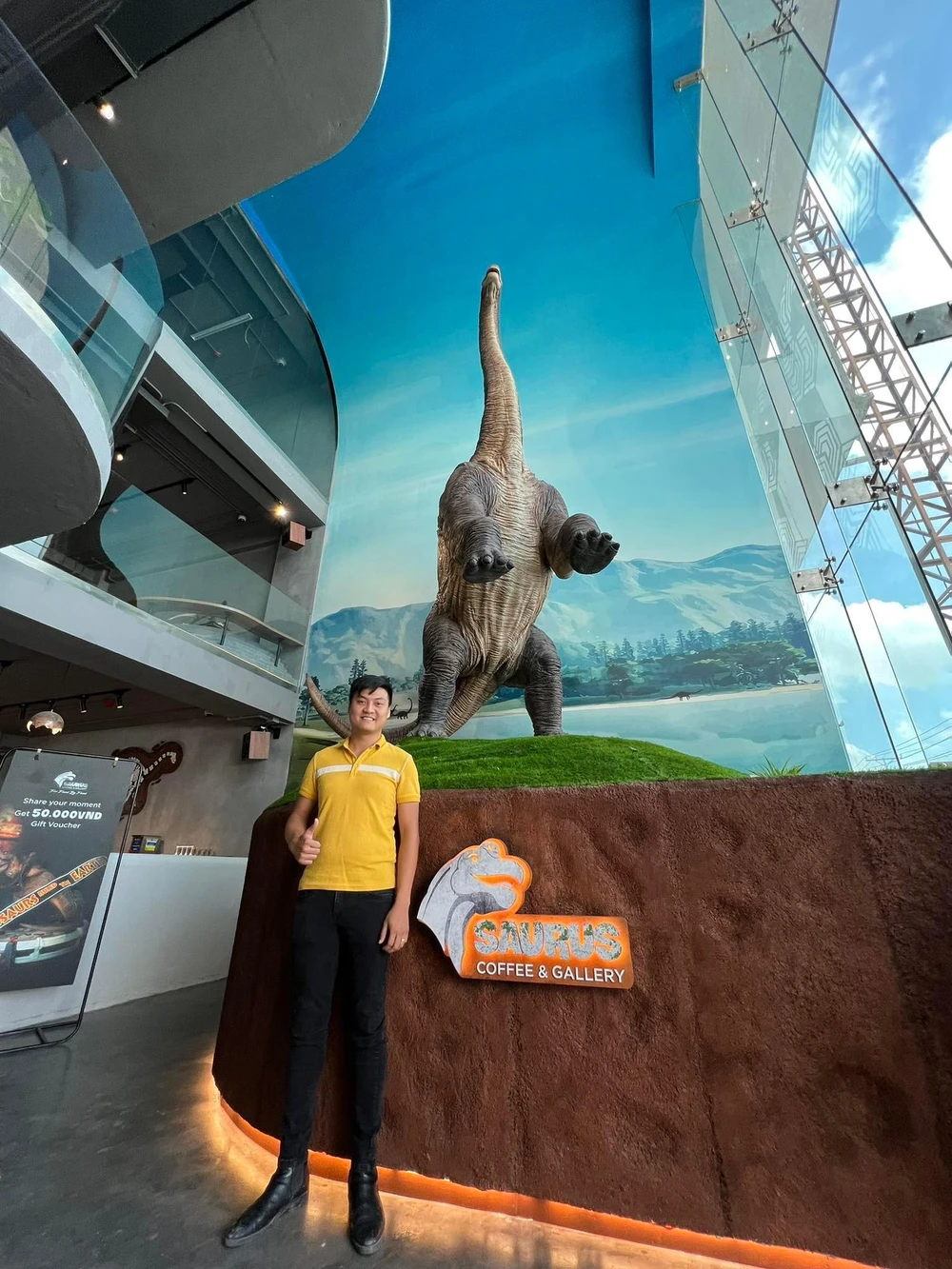 Chú khủng long có giá 5 tỉ đồng đứng chào khách.