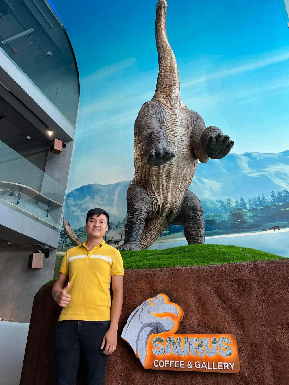 Chú khủng long 5 tỉ đứng chào khách có tên Brachiosaurus.