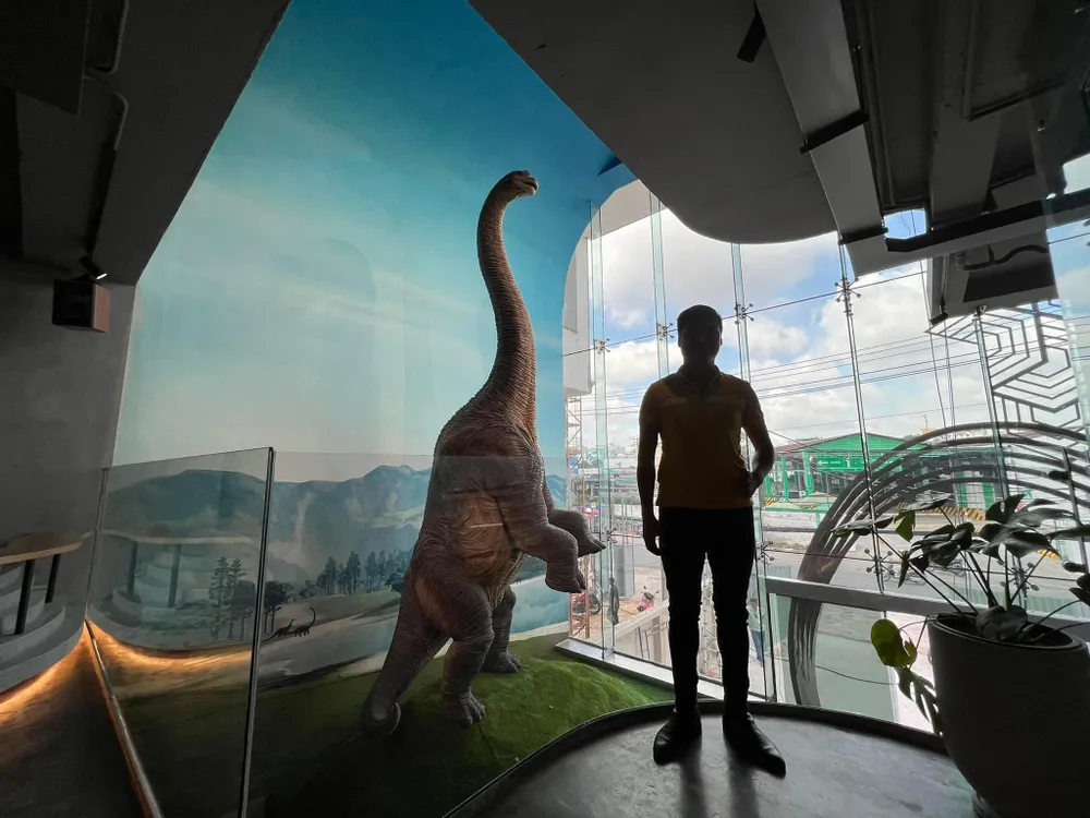 Nhiều góc check in với chú khủng long khổng lồ.