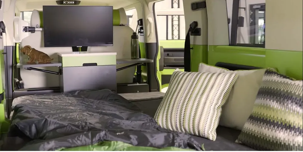 Bên trong chiếc xe trông giống như một căn phòng. Ảnh: Electrek. Bên trong chiếc xe trông giống như một căn phòng. Ảnh: Electrek.