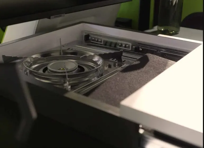 Trong chiếc xe có trang bị bếp, bồn rửa. Ảnh: Electrek. Trong chiếc xe có trang bị bếp, bồn rửa. Ảnh: Electrek.