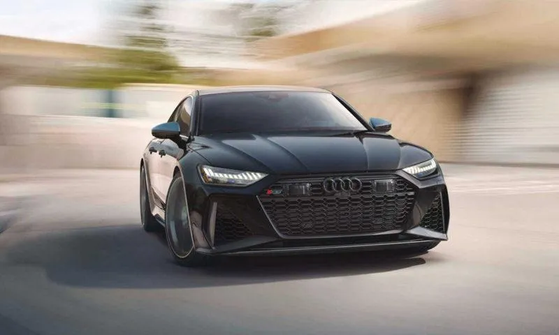 Audi RS7 được thiết kế đặc trưng với màu ngọc trai đen có pha màu xanh lam. Ảnh: Carmag.