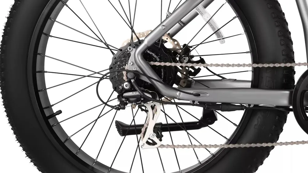 Xe được trang bị lốp béo Kenda 26 inch. Ảnh: Autoevolution.