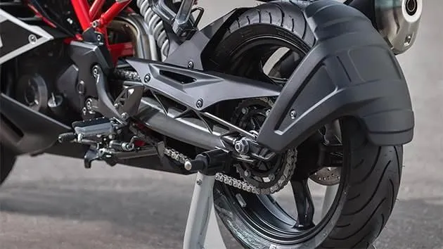 Nhiều đánh giá cho rằng lốp xe của BMW không được tuyệt vời như chiếc xe Apache RR310. Ảnh: Autocarindia. Nhiều đánh giá cho rằng lốp xe của BMW không được tuyệt vời như chiếc xe Apache RR310. Ảnh: Autocarindia.