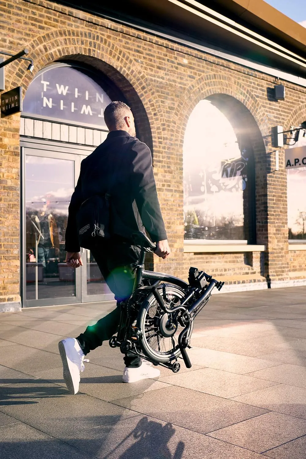 Chiếc xe đạp điện có thể gấp gọn và đem đi mọi nơi. Ảnh: Autoevolution. Chiếc xe đạp điện có thể gấp gọn và đem đi mọi nơi. Ảnh: Autoevolution.