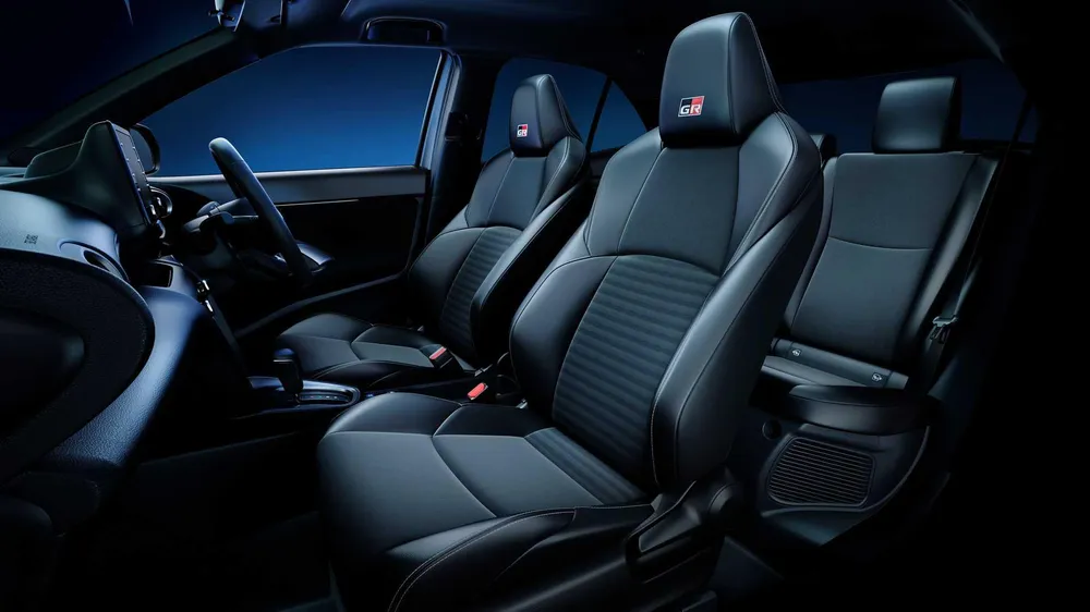 Yaris Cross GR Sport có hàng ghế trước đặc biệt, nó được kết hợp giữa vật liệu Air Nubuck và da tổng hợp. Ảnh: Moto1.