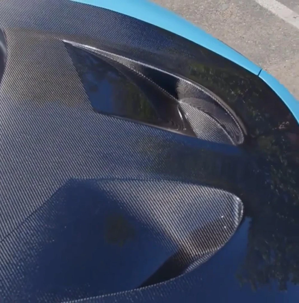 McLaren 650S nổi bật trong đám đông, ngay cả người xem cho rằng nó đã quá hào nhoáng. Ảnh: Autoevolution.