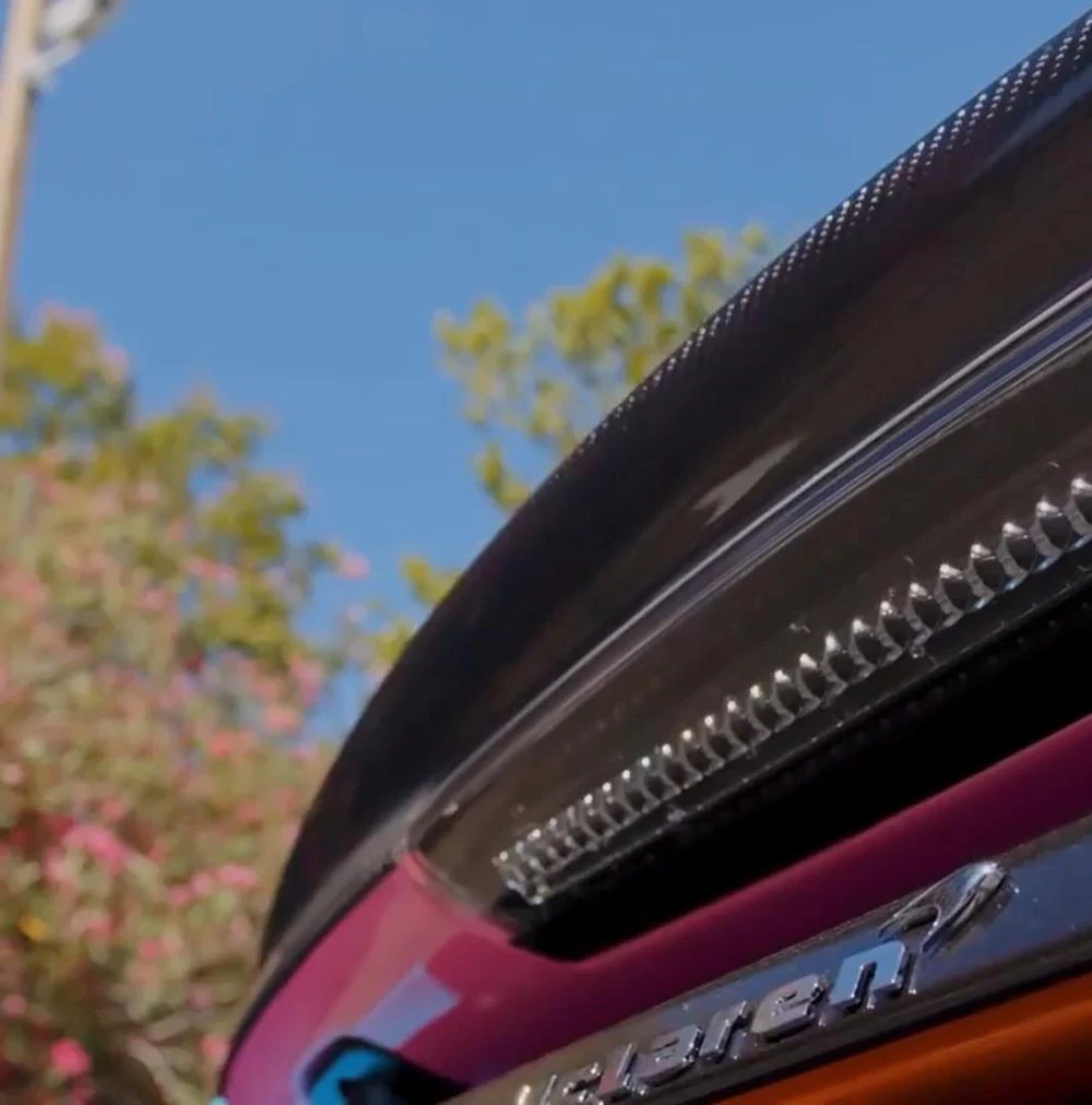 Logo được gắn ở phần đuôi xe. Ảnh: Autoevolution.