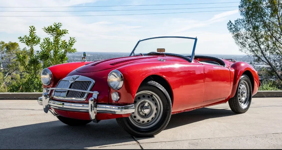 Đây là chiếc xe tuyệt đẹp, nhỏ nhắn, nhanh nhẹn nhưng là một thảm họa về mặt tài chính. Ảnh: Hotcars.